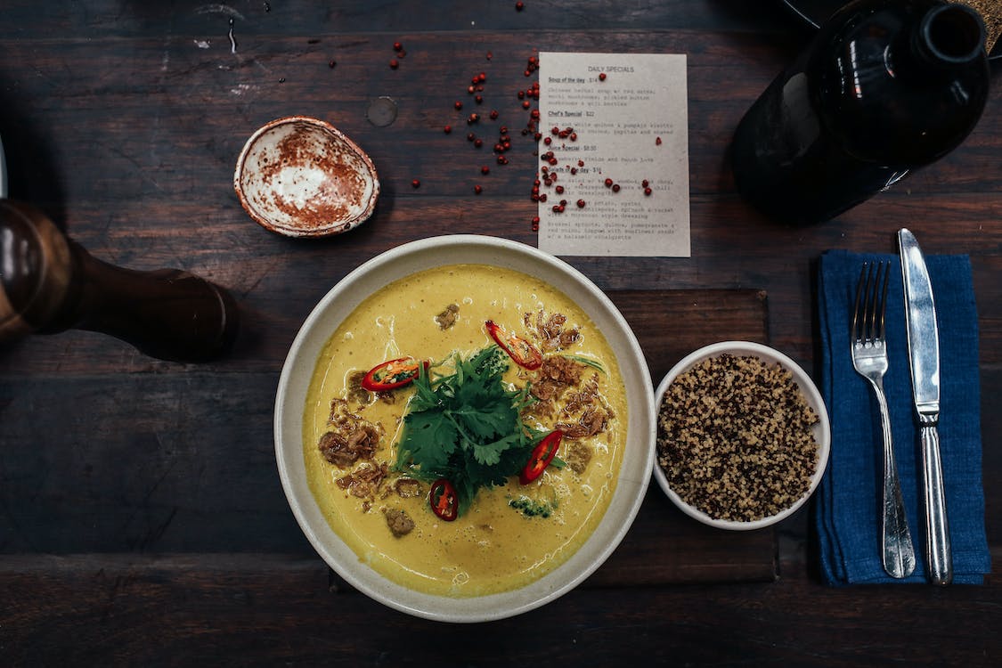 Csirkés quinoa tál spenóttal és feta sajttal